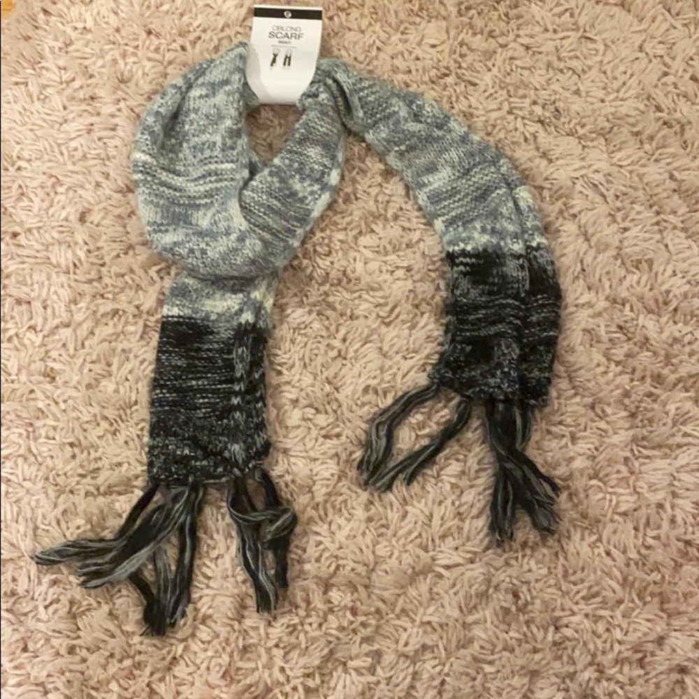 Black and gray knit scarf